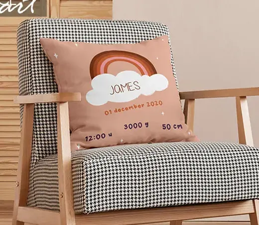 Coussin de naissance dans un intérieur — image d’inspiration
